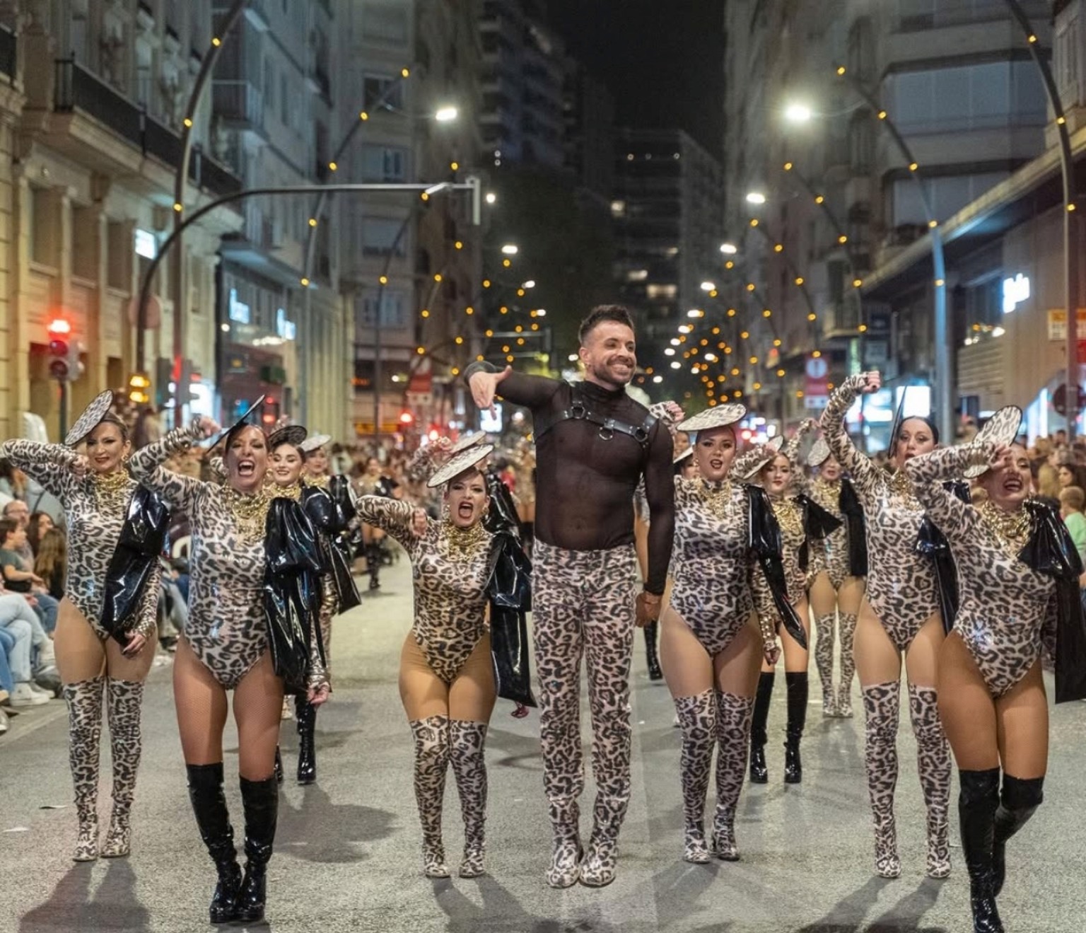 Actuación nocturna de danza