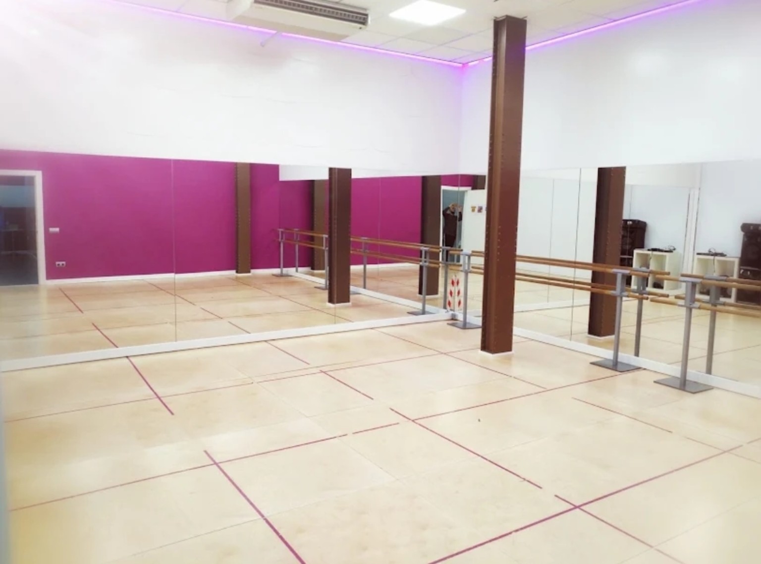 Sala con espejos y barras de ballet