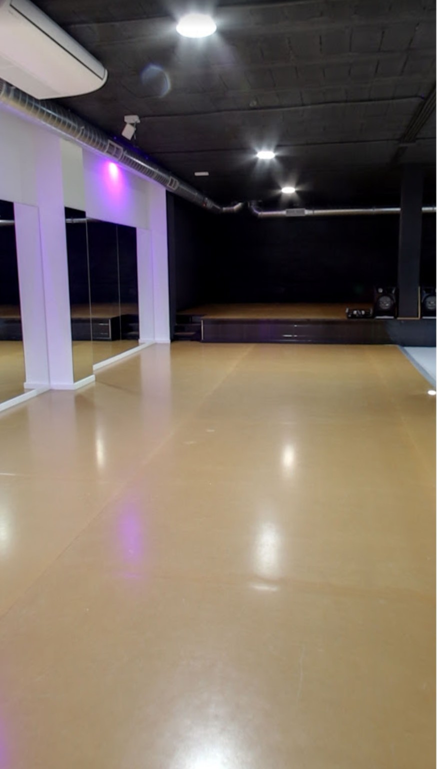 Sala de danza con iluminación escénica